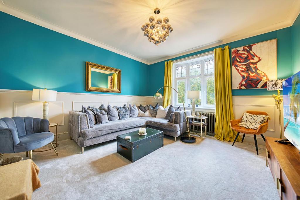 Group Stay 5BR Home with Parking Sleeps 9 In Giffnock, Giffnock