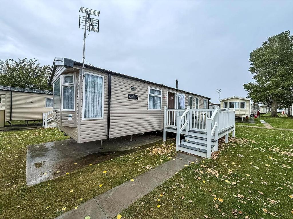 Beautiful Caravan With Decking And Free Wifi At Highfield Grange Ref 26740Wr, Clacton-on-Sea