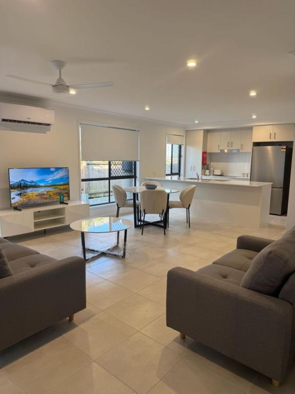 Stylish Urban Escape 4 minutes walk to the mall, Bellbird Park
