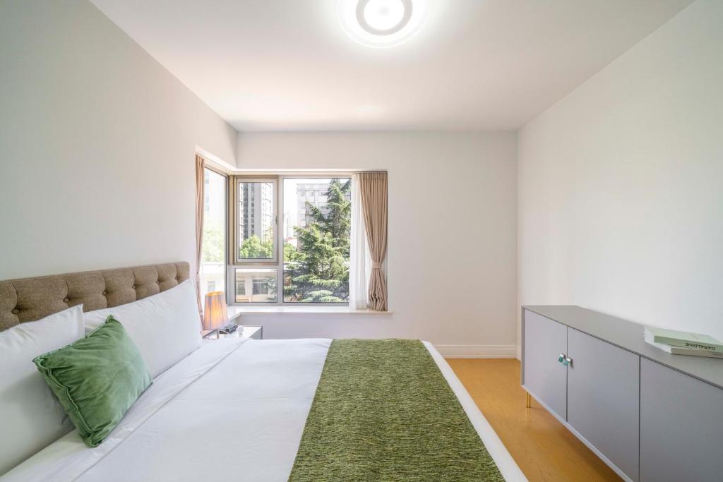 Modern 2BR 1 Living Room Apartment Near Metro Lines one, Shanghai