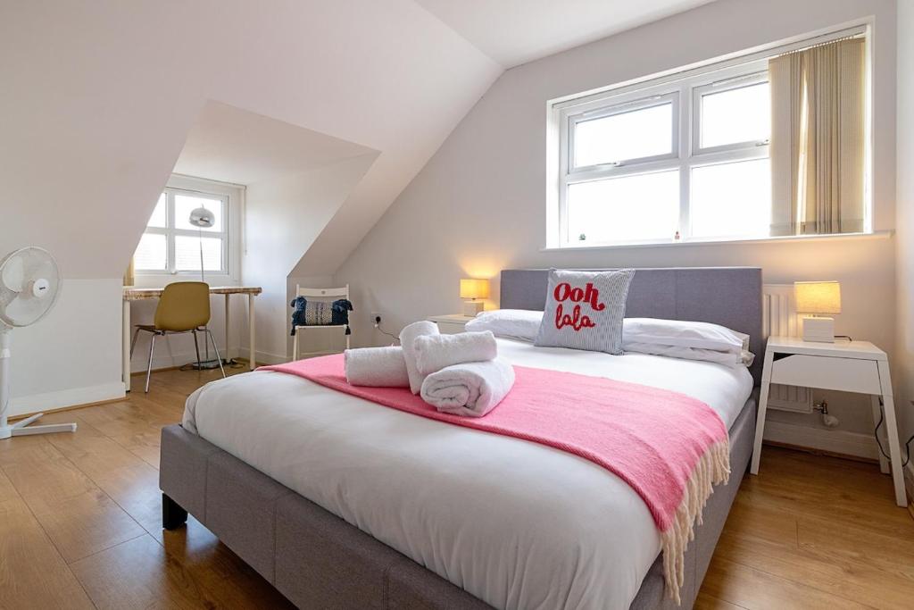 2nd Floor Town Centre Apt with FREE Parking, Loughborough