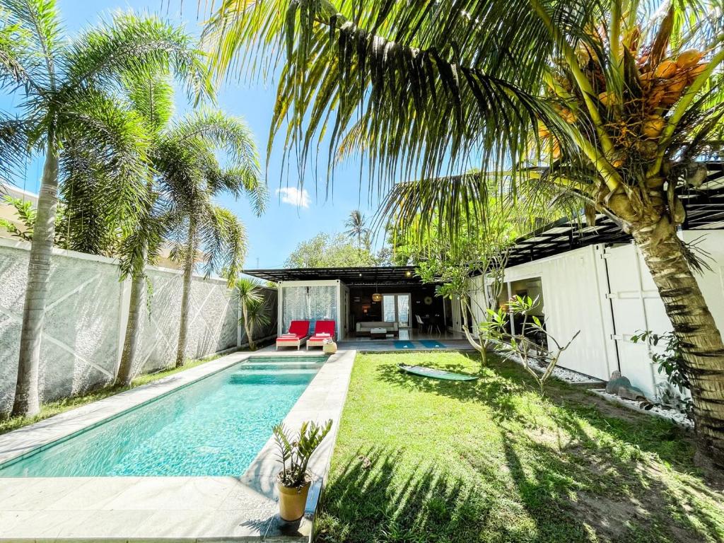 Tropical 2BR Escape & Walk to Selong Belanak Beach, Selong Belanak