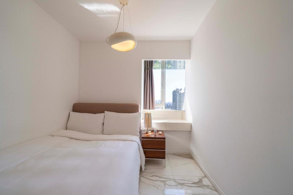 Bright 2BR 1 Living Room Suite Steps from Xujiahui Metro, Shanghái