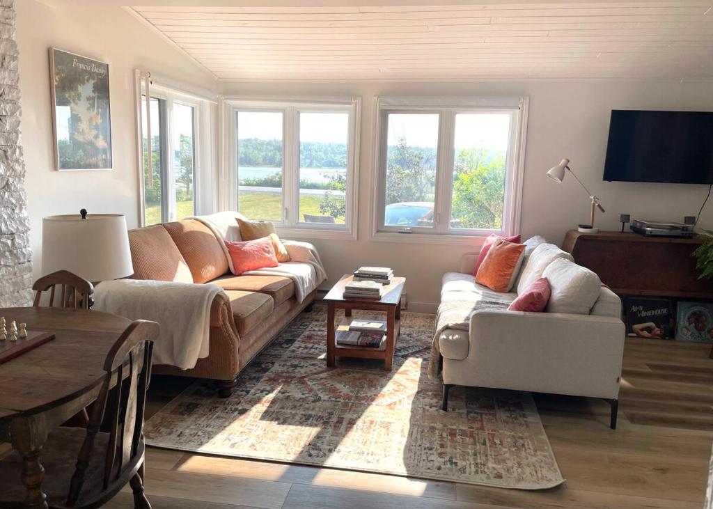 Ocean views, waterfront cottage on Rainbow Haven, Eastern Passage