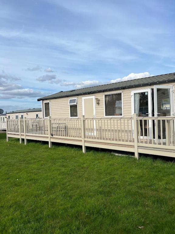 Serenity 2 a gorgeous 3 bedroom 2 bathroom caravan, Carlton Colville