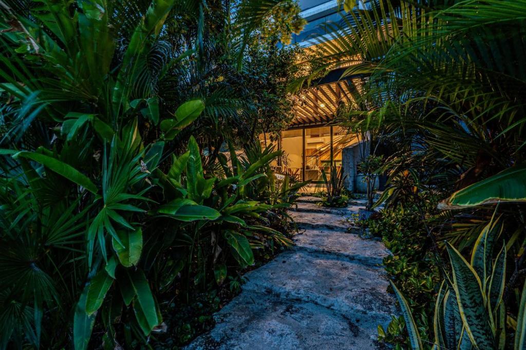 Ground F HTub, Jungle Sanctuary Beach walkable ! - 4