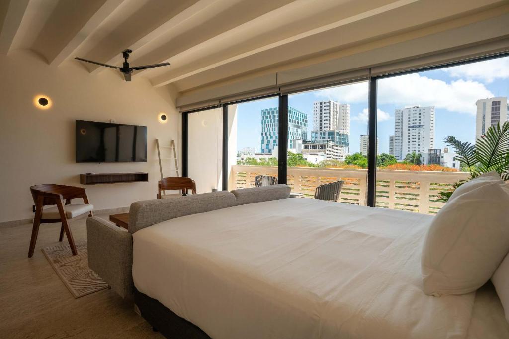 Nomad Studio Fast WiFi and Rooftop Pool - 3