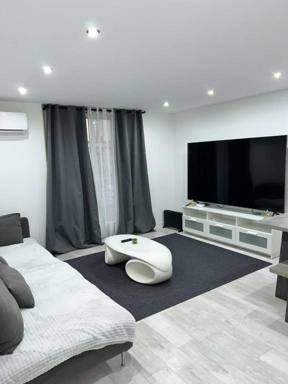 XXL comfort terrace king bed & garage - 1