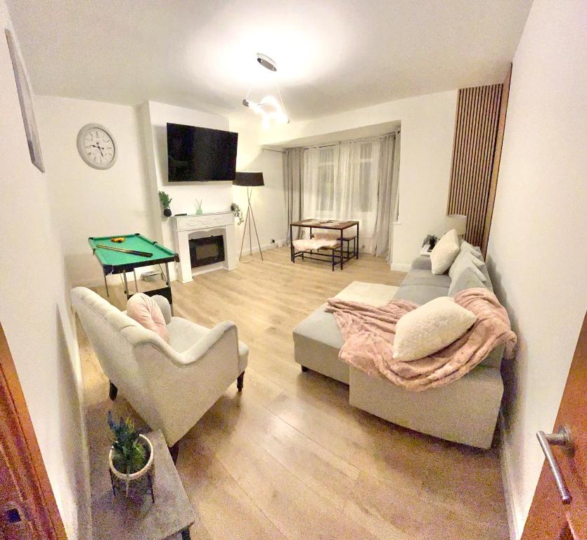 Stylish 2-Bed Maisonette Free Parking Small Pool Table, Farnham Royal