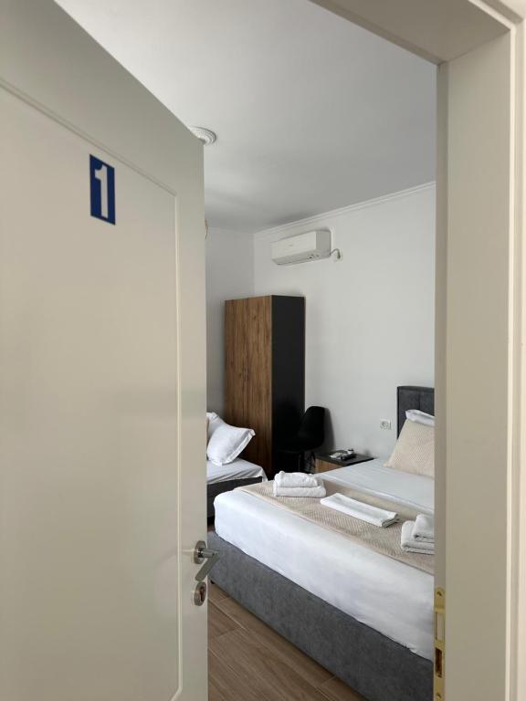 Lexhulo Room's, Domje