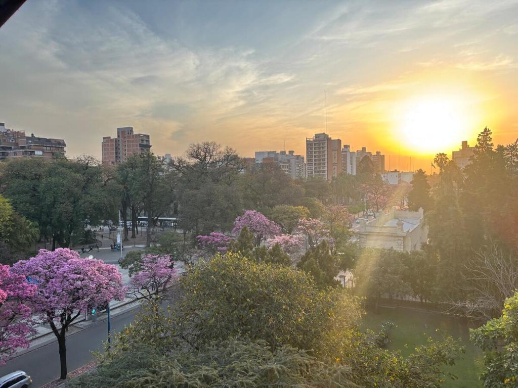 Cómodo departamento en Barrio Norte con vista a Plaza Urquiza - 1