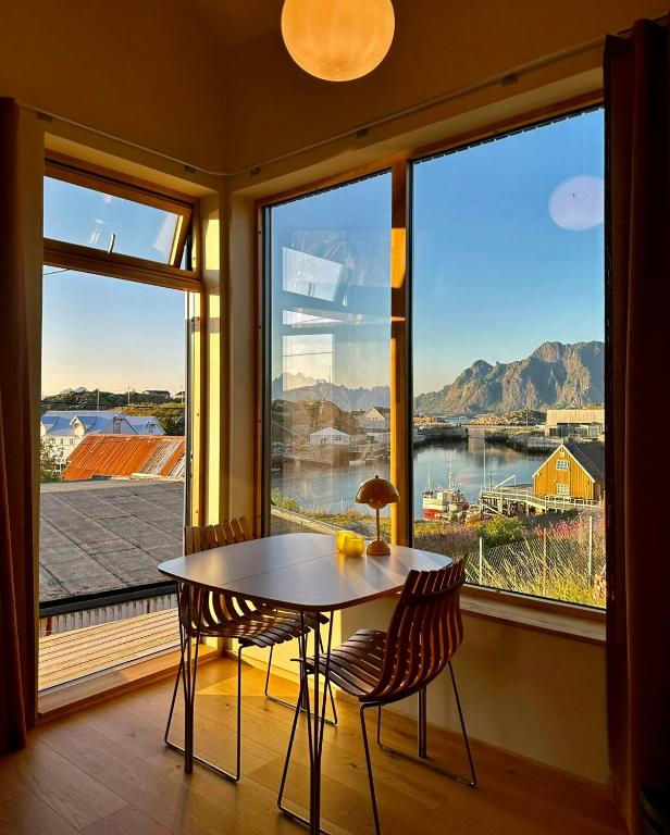 Modern Tinyhouse With Views Over Skrova Harbour, Kuholmen