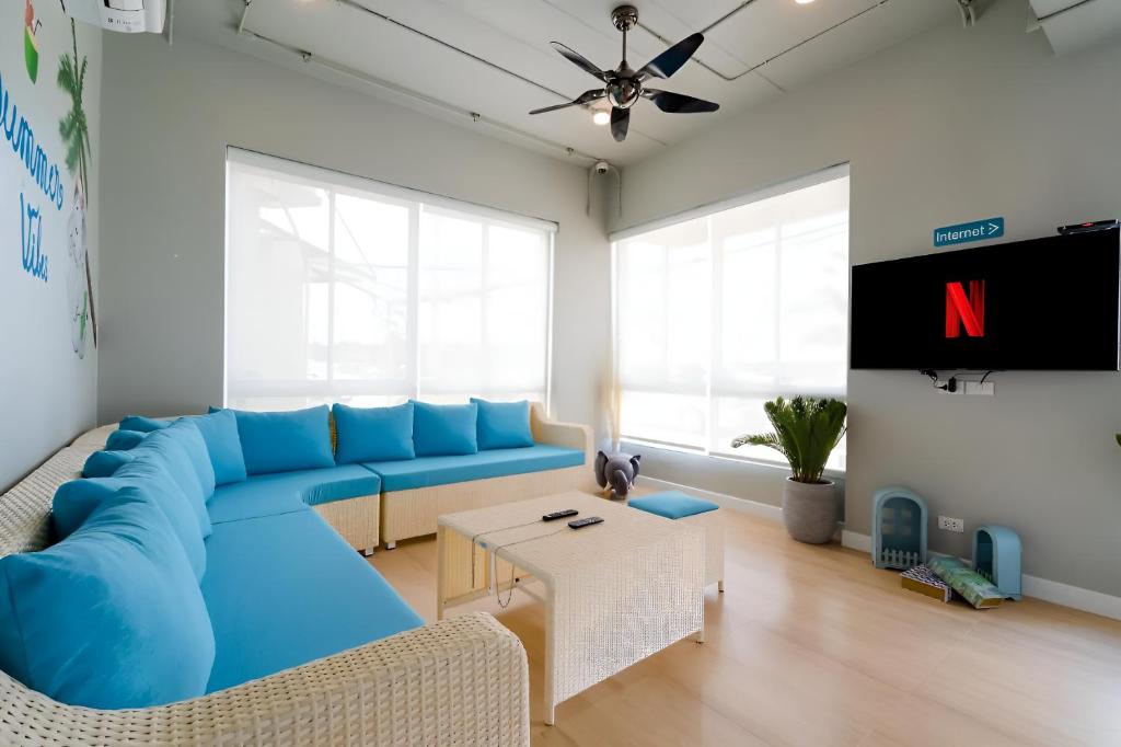 Shared lounge/TV area, Friends Hostel -  Phuket Airport in Phuket