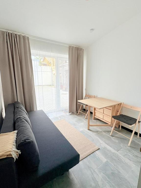 Quiet, Charming Studio Apartment on Ground Floor, Riga