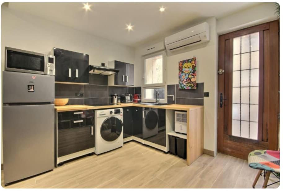 2 rooms 30 m2 full of charm, in the heart of the 7th arrondissement Marseille - 2