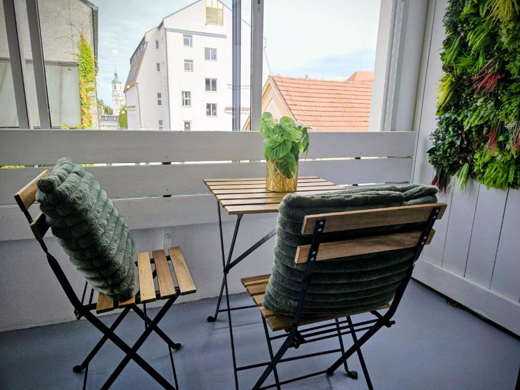 Stylish Old Town Apartment with Free Parking and a Balcony near the Cathedral - 3