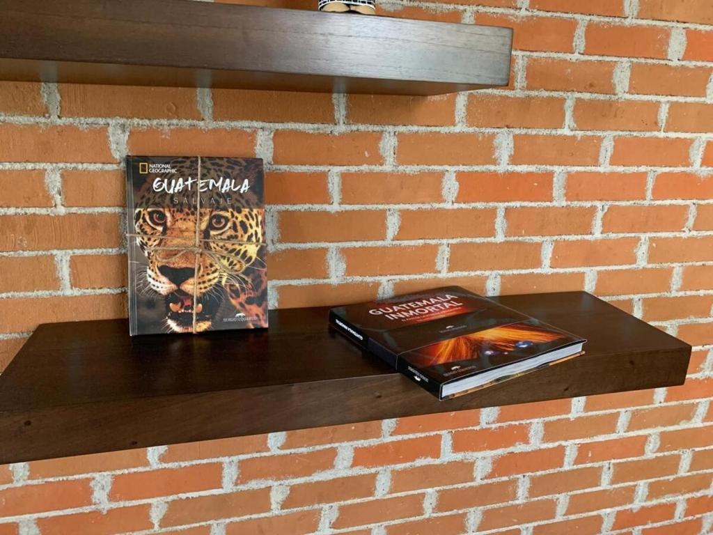 Kakaw's house, pool with a view of the 3 volcanoes, Alotenango