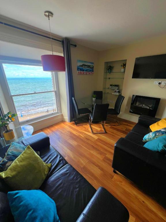 two bed Seafront apartment - sea views, Aberystwyth