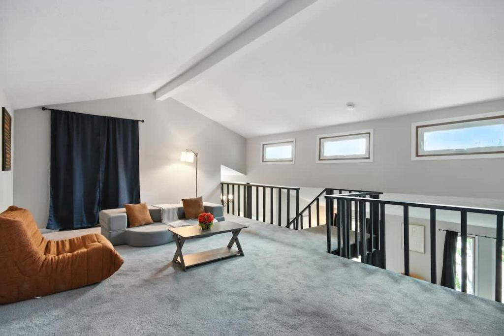 Stylish 2BR Loft