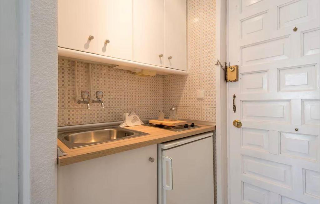 Torremolinos Centro Apartaestudio sin reformar súper precio - 5