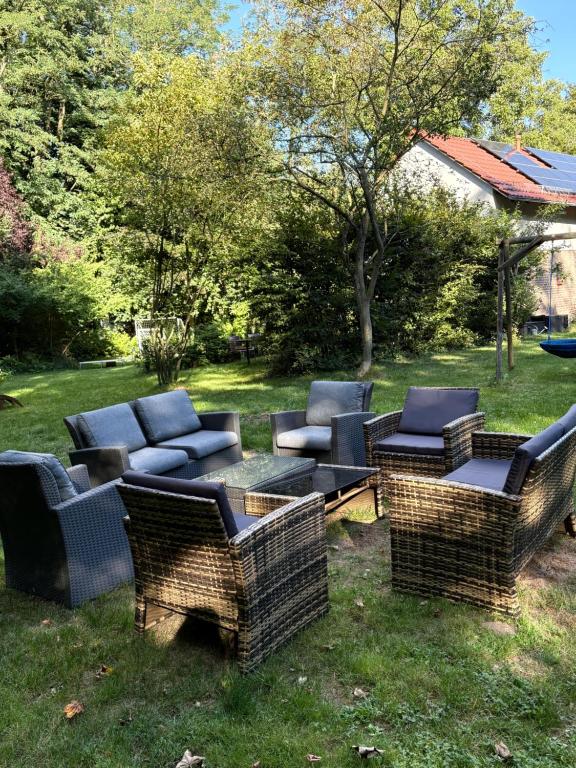 Remise an der Rennbahn - umzäuntes Anwesen mit Parkplätzen, AmzonPrime, Netflix, Wii, PS2, Hoppegarten