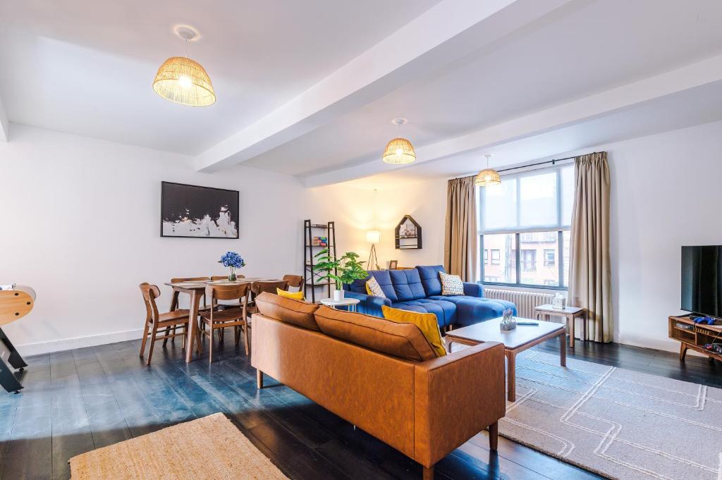 Stunning 3BR Townhouse, Terrace, Games, Free Parking, Manchester