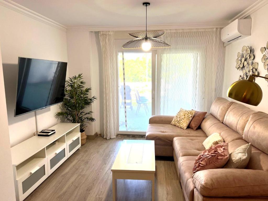 Alhambra Tropical - Terraza Oasis Smart TV y Relax a 7min de la Playa - 4