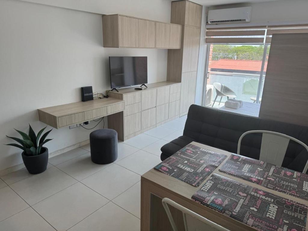 ZONA VIP elegante y comodo APARTAMENTO FAMILIAR CON BALCON y hermosa vista a la calle, canal isuto zona equipetrol - 3