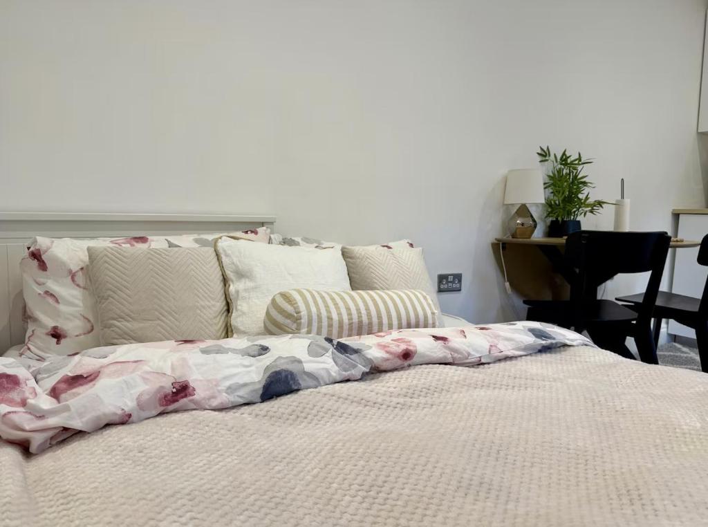 Comfy studio in Gatwick, Horley