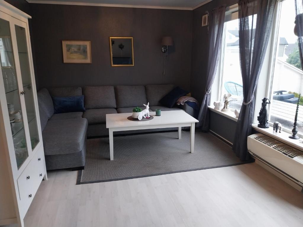 Nær sentrum skog å strand, Åkrehamn