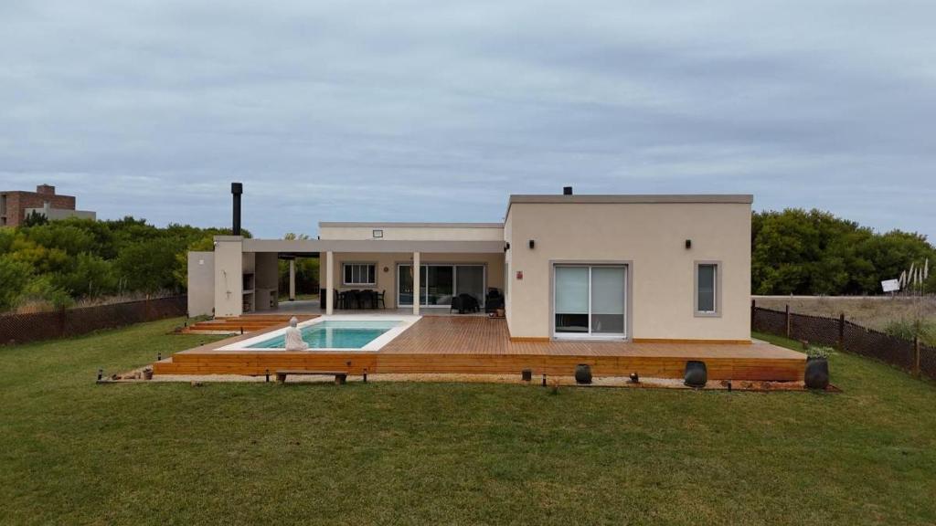 Amplia casa con pileta, parque y acceso a la playa - 2
