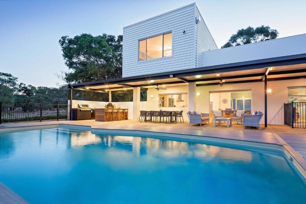 Oasis - Tranquil Getaway with Pool and Scenic Outlooks, Quindalup