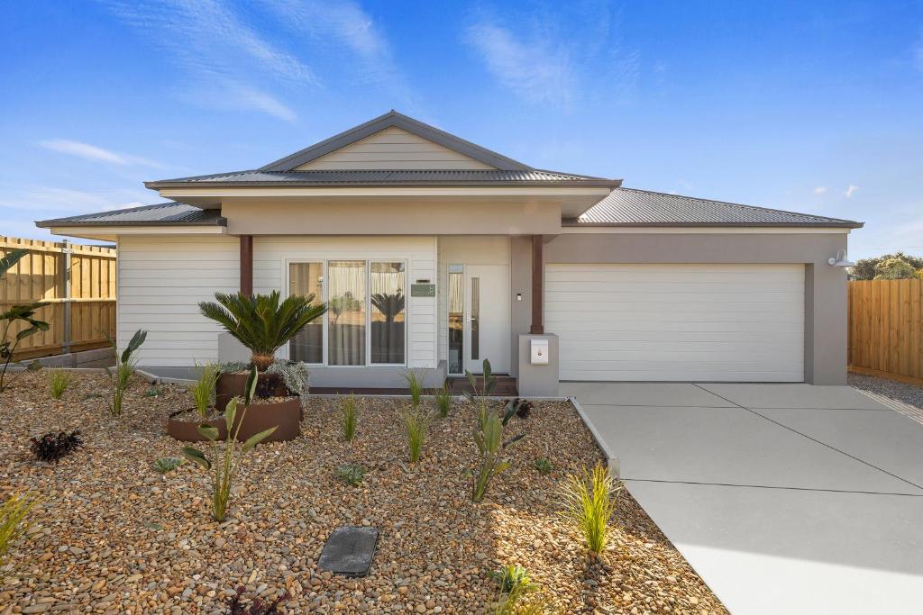 Serenity Escape - Designer Luxury Retreat with Private Sauna, Warrnambool