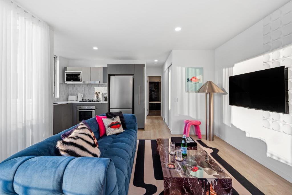 Stylish and Central 2BR Apt with Balcony and 2 Car Space, Brisbane