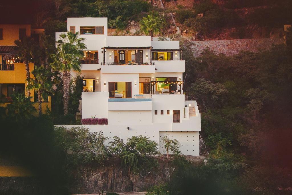 Gorgeous Villa with Panoramic Views in Pedregal - 1