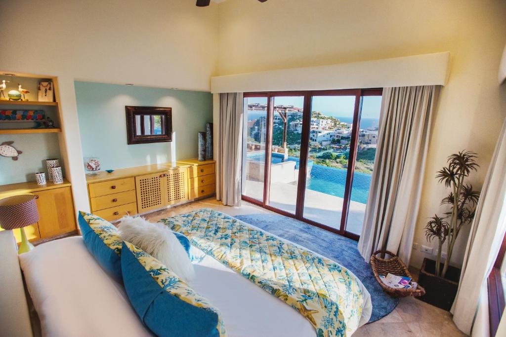 Gorgeous Villa with Panoramic Views in Pedregal - 2