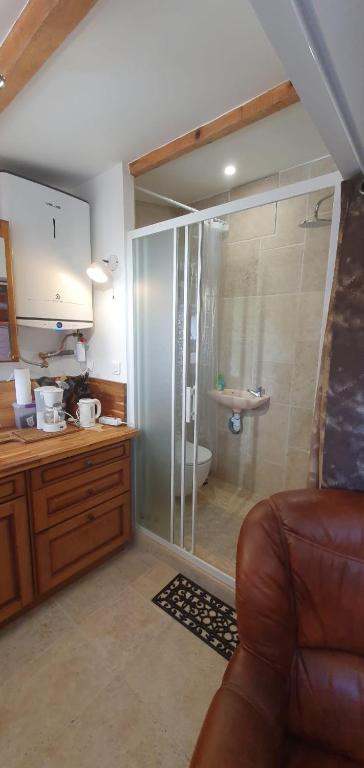 Small bedroom with kitchinette private garden 100 metres from sea - 2