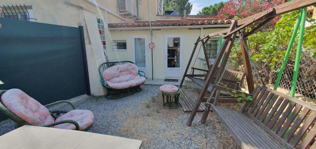 Small bedroom with kitchinette private garden 100 metres from sea - 4