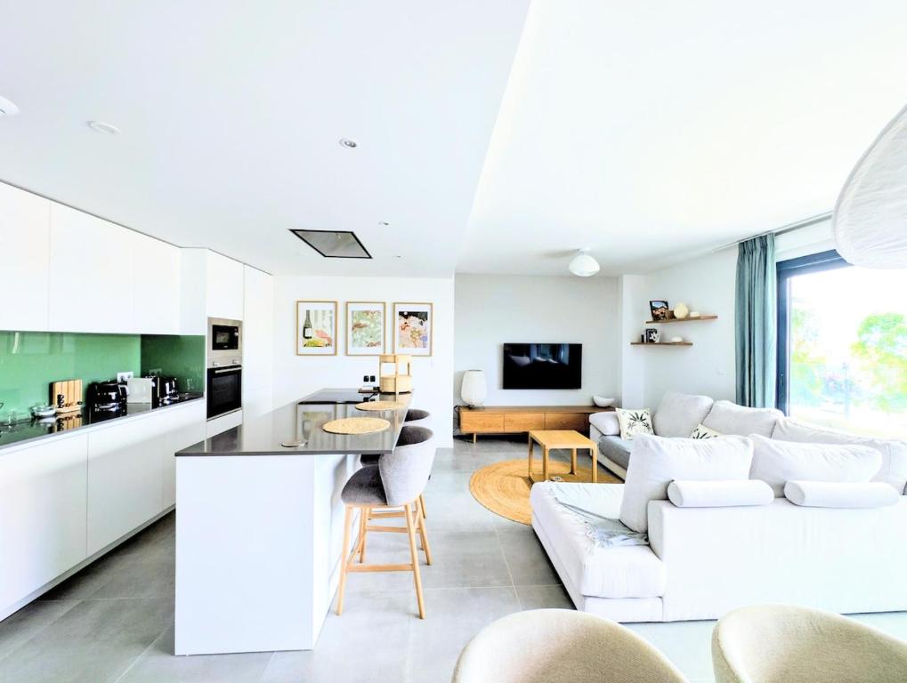 Oasis 325 Premium Apartment Sea & Mountains View - 2