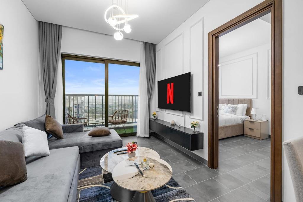 Chic Urban Escape Sobha Crest 1BR with Private Balcony, Dubaj