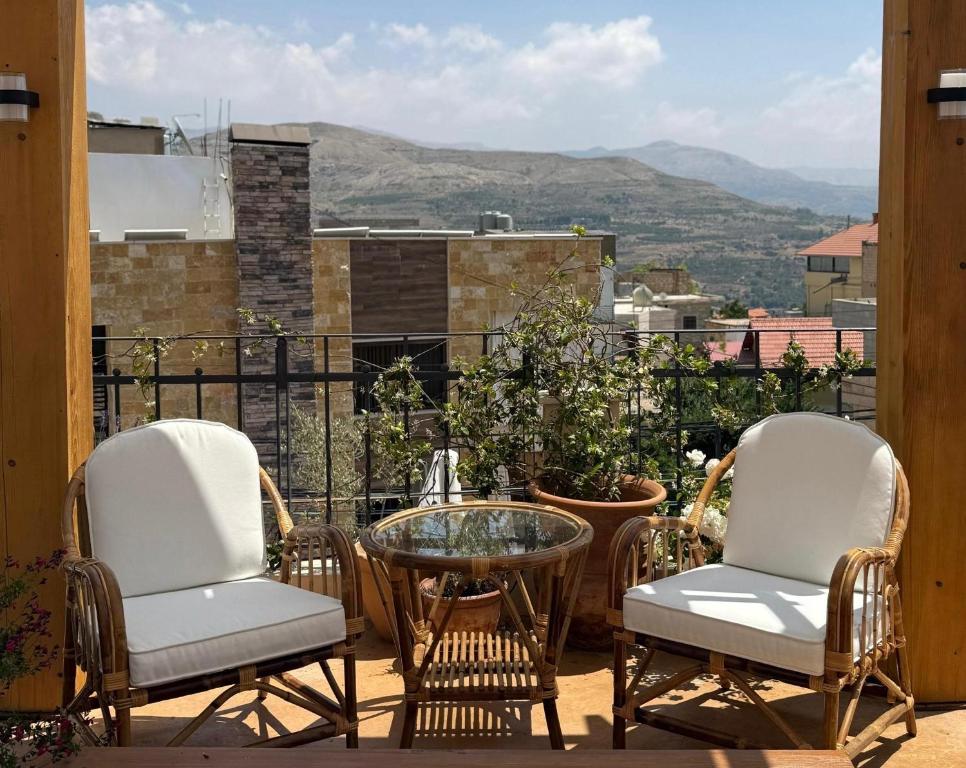 Beyt El Midan, Ehden