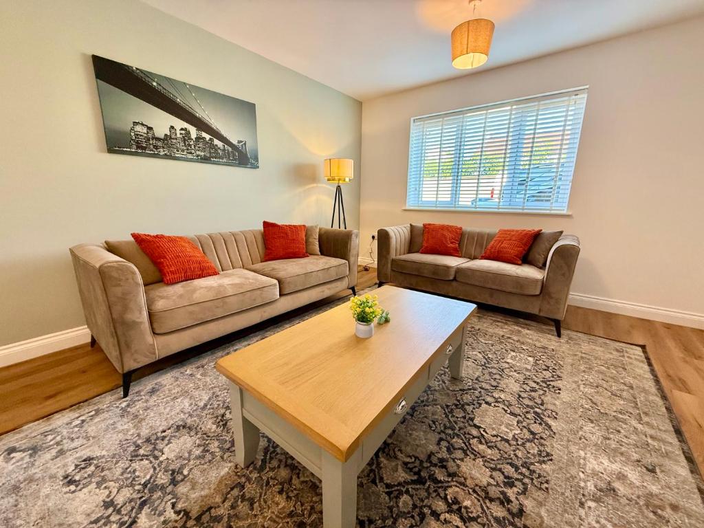 LuxoHaus Luxury 4 Bedroom Home By AltoLuxo Short Lets Serviced Accommodation With Free Wifi & Parking, Bristol