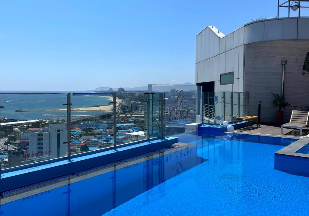 호텔 수영장 전경