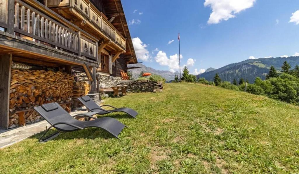 Chalet spacieux à Saint-Nicolas-la-Chapelle avec cheminée - 1