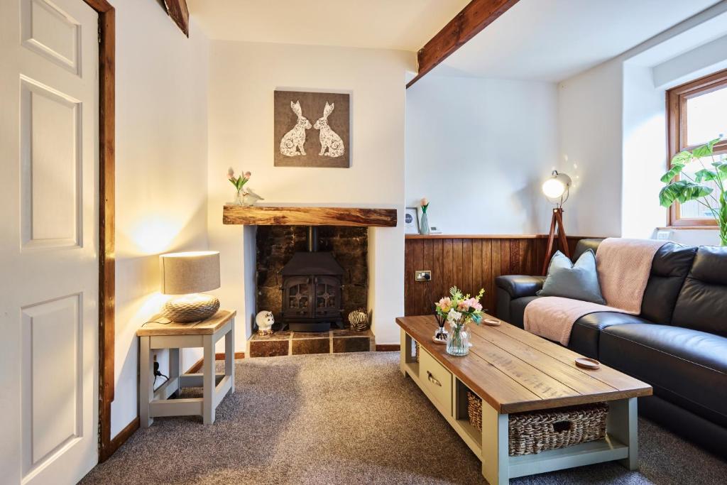 Above Rubies- The Old Shuttleworks, Cozy Cottage, Oakworth