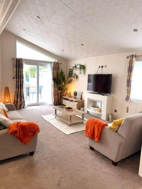 Peaceful Lakeside Chalet - LONG TERM STAYS Welcome, Merston