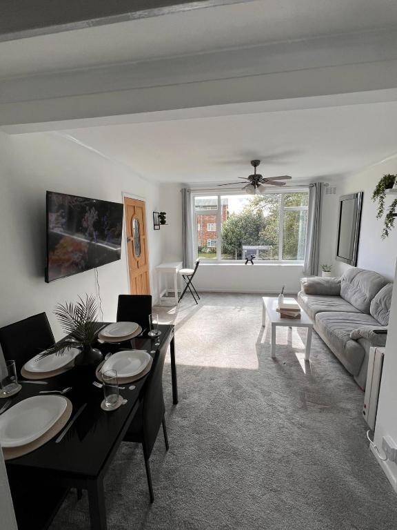 BHX NEC - Stylish 2-Bed Flat Allesley Coventry, Allesley