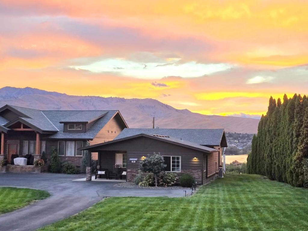 Immaculate Home w/ Mtn and River Views!, East Wenatchee