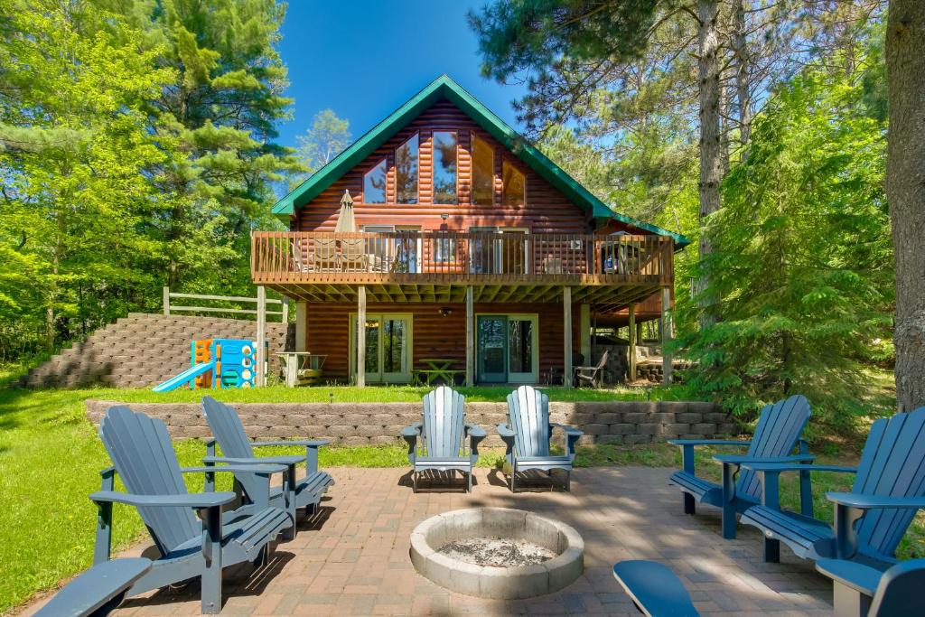 Lakefront Hazelhurst Cabin Dock and Pool Table, Hazelhurst