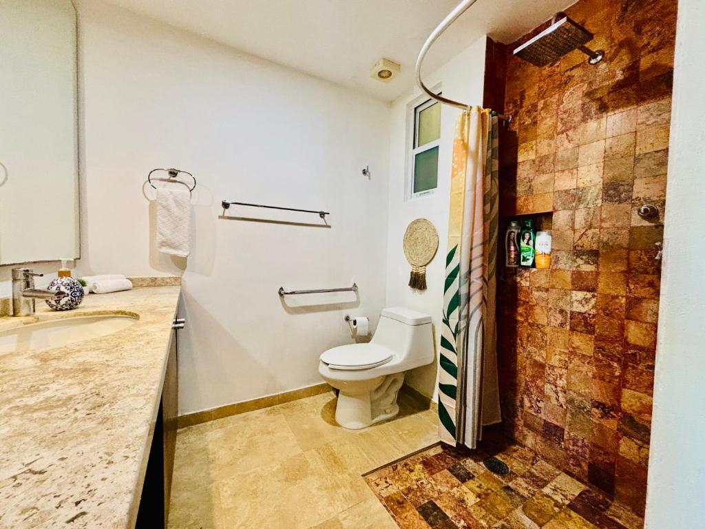 Stylish Central 2BR 2BA Rooftop Pool & Sea Views - 5